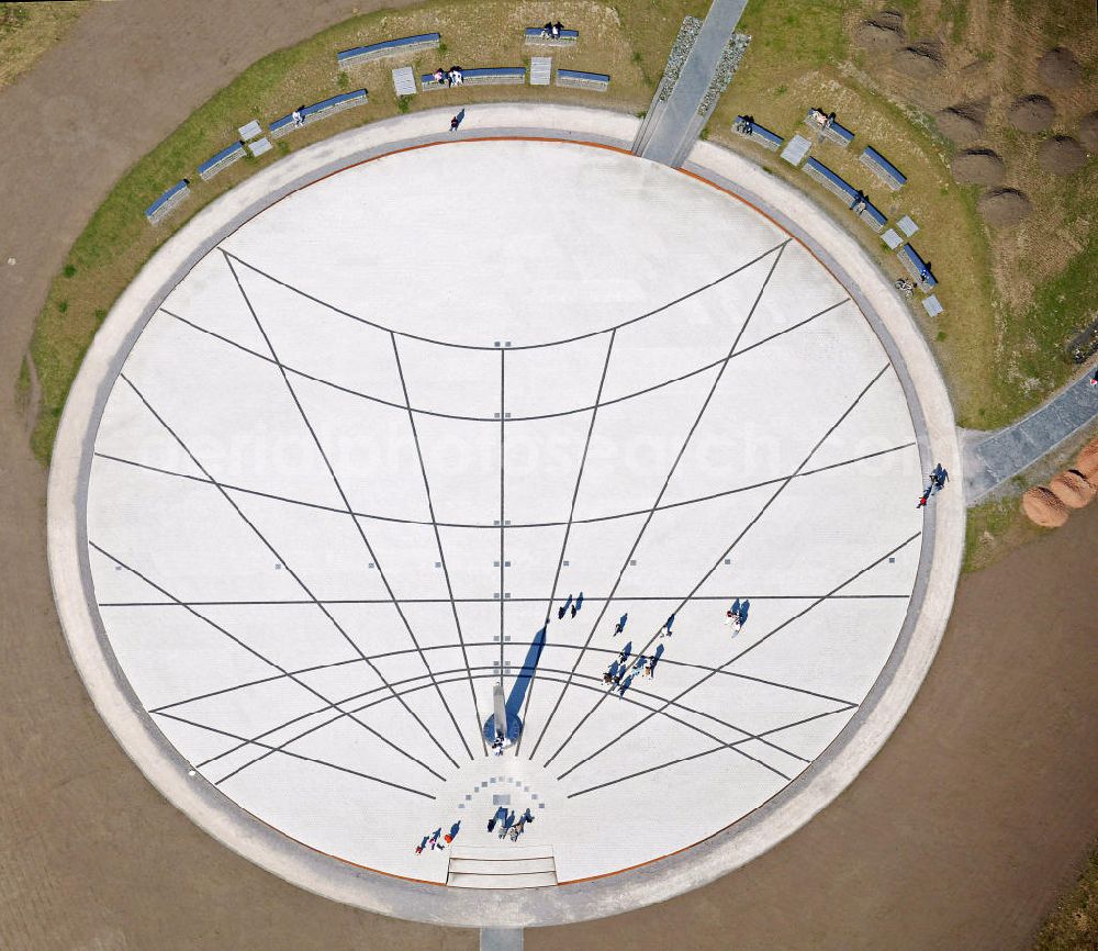 Aerial photograph Herten - Blick auf die Horizontalsonnenuhr mit Obelisk auf der Halde Hoheward. Die Sonnenuhr liegt auf dem südlichen Plateau der Halde und ermöglicht dem Besucher bei geeigneter Witterung eine genaue Ablesung der Uhrzeit und des Datums. View of the obelisk sundial in the heap Hoheward. The sundial is on the southern plateau of the pile and allows the visitor in suitable weather conditions an accurate reading of the time and date.