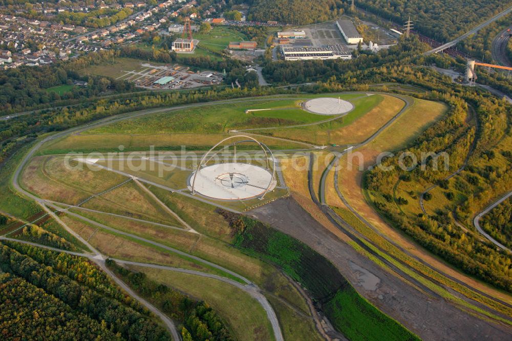 RECKLINGHAUSEN from the bird's eye view: View of Halde Hoheward with its solar clock between the cities of Recklinghausen and Herten in Nort Rhine-Westphalia. The solar clock, with its obelisk serving as a pointer, is part of the horizon oberservatory. Together with the Halde Hoppenbruch, Halde Hoheward forms the landscape park Hoheward ( formerly Emscherbruch )