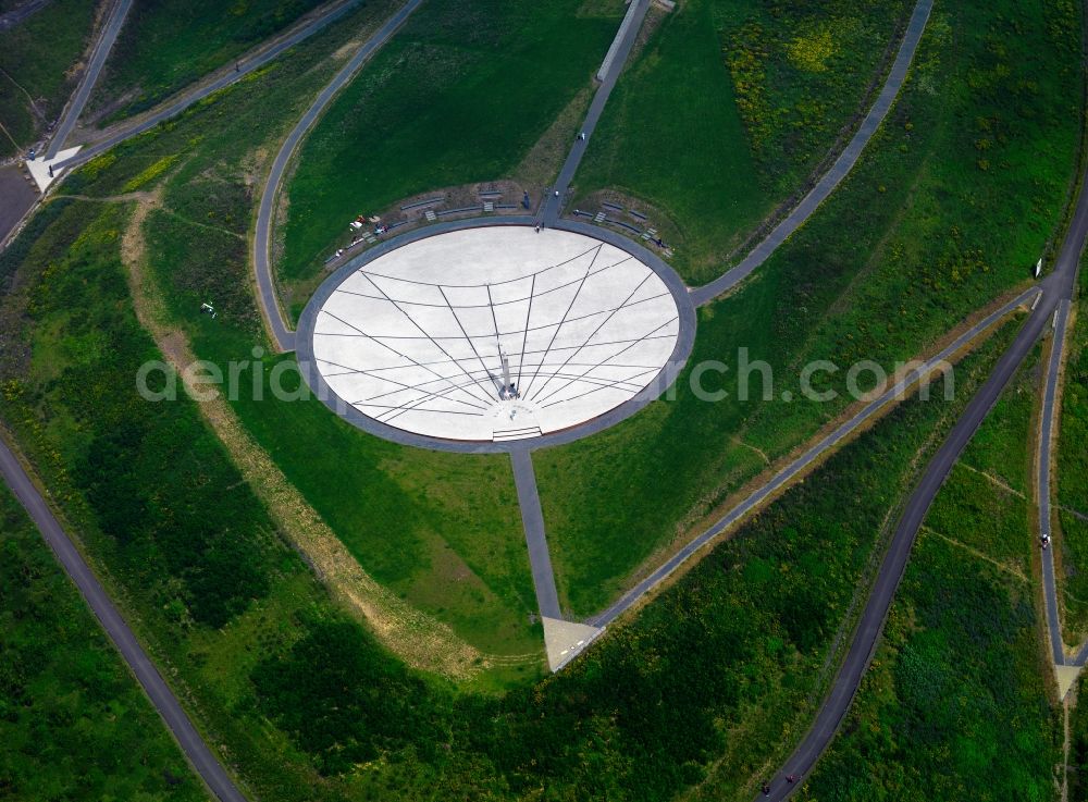 Aerial photograph Recklinhausen - View of Halde Hoheward with its solar clock between the cities of Recklinghausen and Herten in Nort Rhine-Westphalia. The solar clock, with its obelisk serving as a pointer, is part of the horizon oberservatory. Together with the Halde Hoppenbruch, Halde Hoheward forms the landscape park Hoheward ( formerly Emscherbruch )