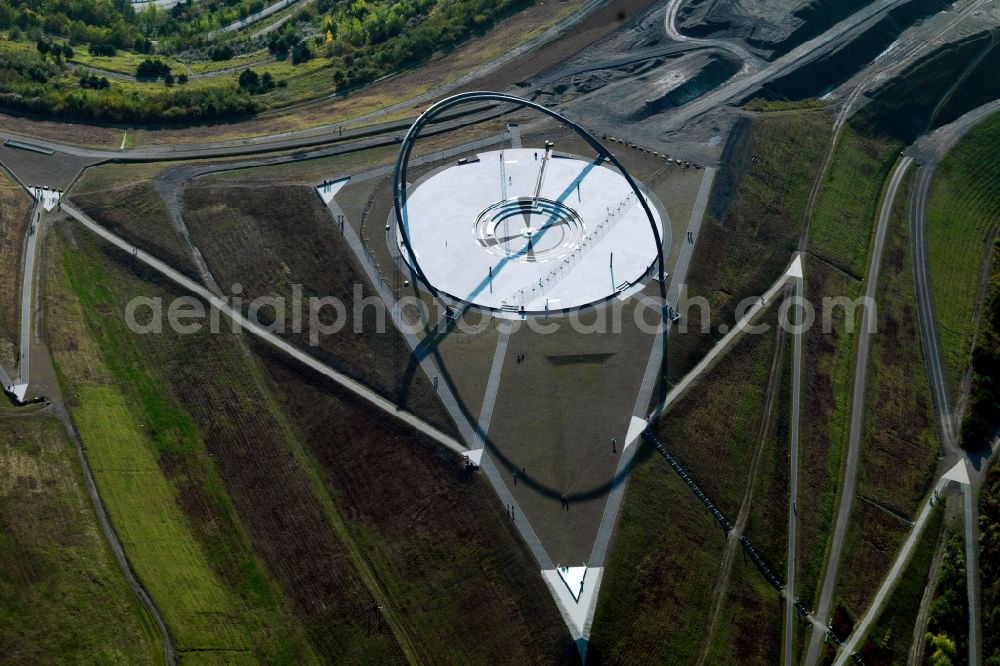 Aerial photograph Recklinhausen - View of Halde Hoheward with its solar clock between the cities of Recklinghausen and Herten in Nort Rhine-Westphalia. The solar clock, with its obelisk serving as a pointer, is part of the horizon oberservatory. Together with the Halde Hoppenbruch, Halde Hoheward forms the landscape park Hoheward ( formerly Emscherbruch )