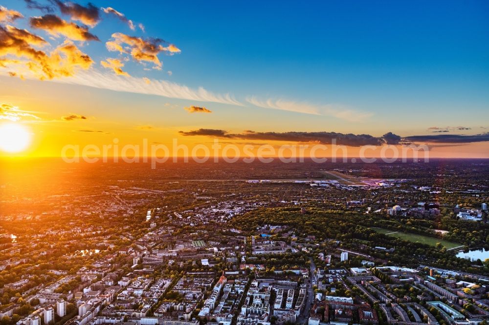 Aerial photograph Hamburg - Sunset over the residential area of a multi-family house settlement along the Barmbeker Strasse in the district Winterhude in Hamburg, Germany