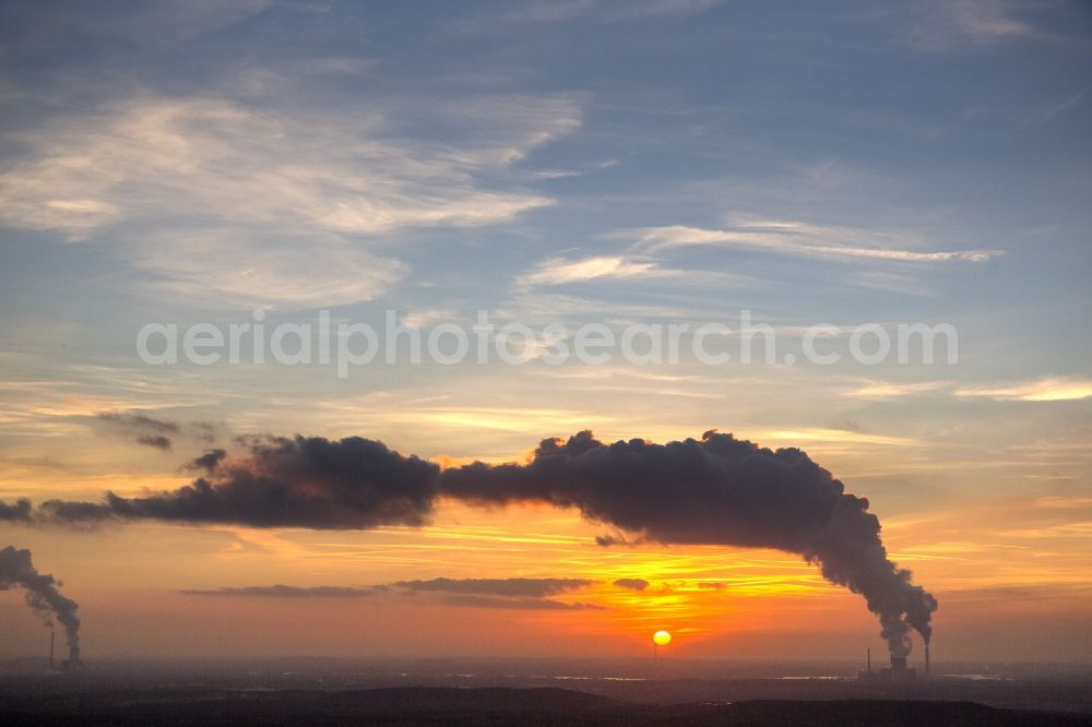 Hünxe from the bird's eye view: Sunset over Voerde and Dinslaken with the STEAG power plant Voerde of Huenxe seen from the Ruhr area in North Rhine-Westphalia