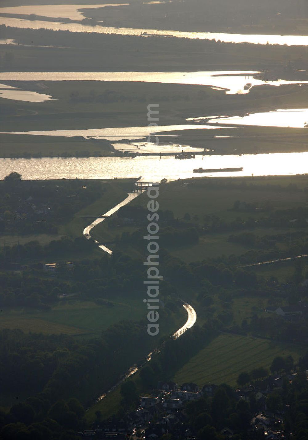 Dinslaken from above - Sonnenuntergang an der Emscher, einem Nebenfluss des Rheins im Ruhrgebiet bei Dinslaken. Sunset at the Emscher, a tributary of the Rhine in the Ruhr at Dinslaken.