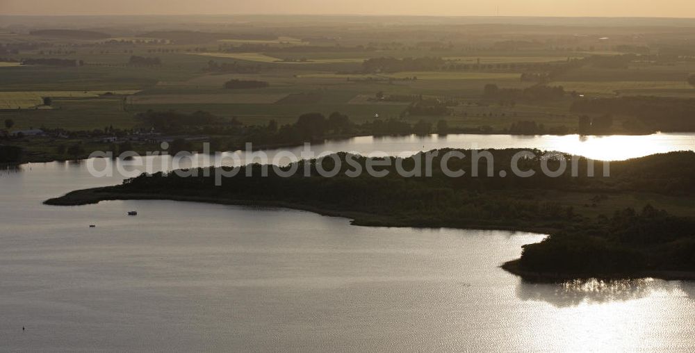 Röbel / Müritz from the bird's eye view: Sonnenuntergangsstimmung in der naturbelassenen Landschaft des Uferbereiches der Müritz. Die Ufer der Müritz und der Müritz Nationalpark zählen zu den schönsten und begehrtesten Erholungs- und Wassersportgebieten der neuen Bundesländer. Sunset mood in the natural landscape along the bank of Lake Müritz.