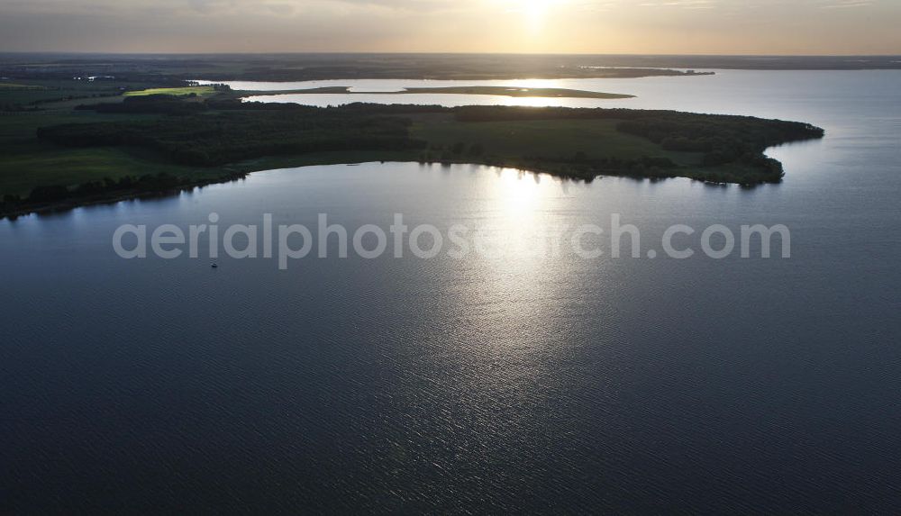 Aerial photograph Röbel / Müritz - Sonnenuntergangsstimmung in der naturbelassenen Landschaft des Uferbereiches der Müritz. Die Ufer der Müritz und der Müritz Nationalpark zählen zu den schönsten und begehrtesten Erholungs- und Wassersportgebieten der neuen Bundesländer. Sunset mood in the natural landscape along the bank of Lake Müritz.