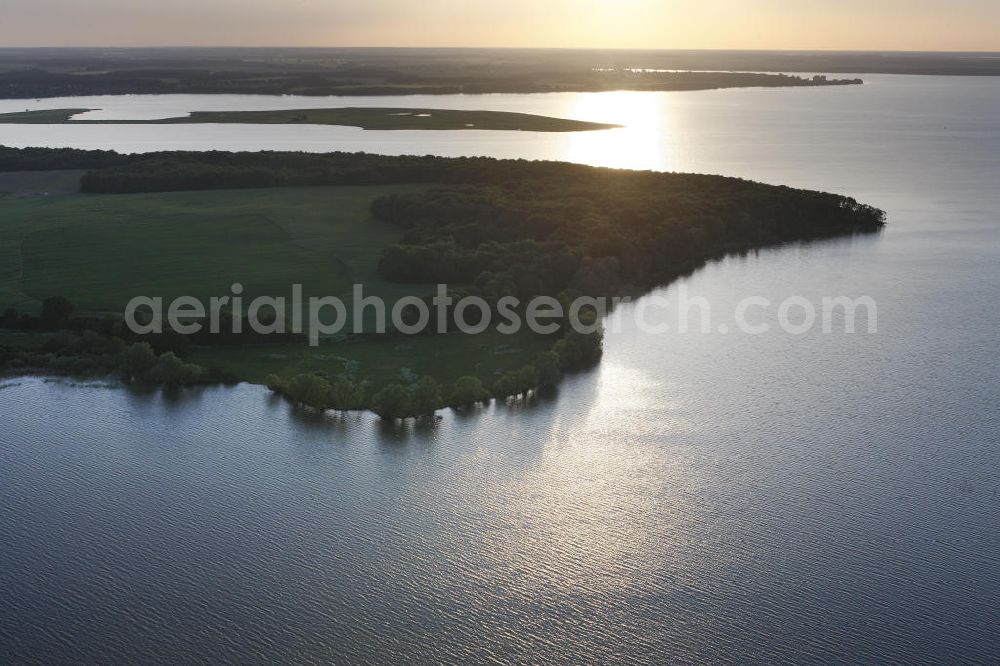 Röbel / Müritz from above - Sonnenuntergangsstimmung in der naturbelassenen Landschaft des Uferbereiches der Müritz. Die Ufer der Müritz und der Müritz Nationalpark zählen zu den schönsten und begehrtesten Erholungs- und Wassersportgebieten der neuen Bundesländer. Sunset mood in the natural landscape along the bank of Lake Müritz.