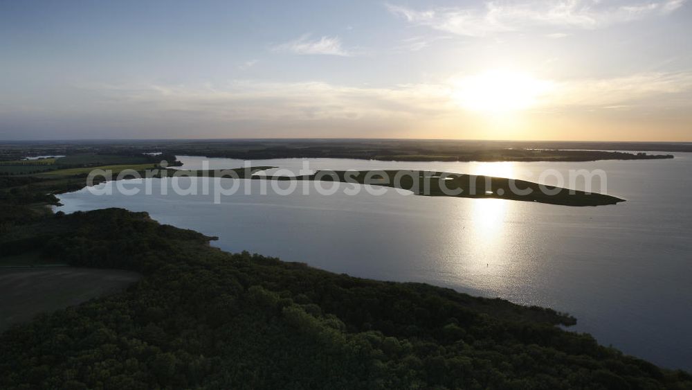 Röbel / Müritz from the bird's eye view: Sonnenuntergangsstimmung in der naturbelassenen Landschaft des Uferbereiches der Müritz. Die Ufer der Müritz und der Müritz Nationalpark zählen zu den schönsten und begehrtesten Erholungs- und Wassersportgebieten der neuen Bundesländer. Sunset mood in the natural landscape along the bank of Lake Müritz.