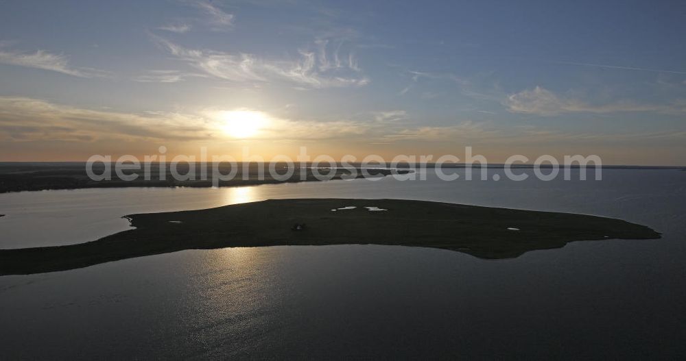 Aerial photograph Röbel / Müritz - Sonnenuntergangsstimmung in der naturbelassenen Landschaft des Uferbereiches der Müritz. Die Ufer der Müritz und der Müritz Nationalpark zählen zu den schönsten und begehrtesten Erholungs- und Wassersportgebieten der neuen Bundesländer. Sunset mood in the natural landscape along the bank of Lake Müritz.