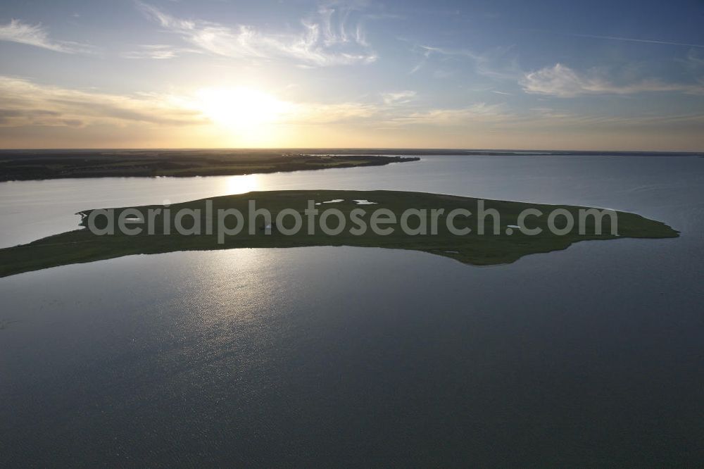 Röbel / Müritz from above - Sonnenuntergangsstimmung in der naturbelassenen Landschaft des Uferbereiches der Müritz. Die Ufer der Müritz und der Müritz Nationalpark zählen zu den schönsten und begehrtesten Erholungs- und Wassersportgebieten der neuen Bundesländer. Sunset mood in the natural landscape along the bank of Lake Müritz.