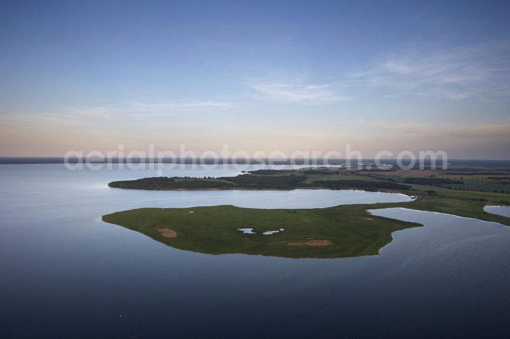 Aerial photograph Röbel / Müritz - Sonnenuntergangsstimmung in der naturbelassenen Landschaft des Uferbereiches der Müritz. Die Ufer der Müritz und der Müritz Nationalpark zählen zu den schönsten und begehrtesten Erholungs- und Wassersportgebieten der neuen Bundesländer. Sunset mood in the natural landscape along the bank of Lake Müritz.