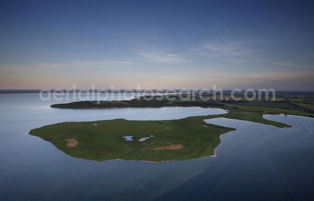 Röbel / Müritz from the bird's eye view: Sonnenuntergangsstimmung in der naturbelassenen Landschaft des Uferbereiches der Müritz. Die Ufer der Müritz und der Müritz Nationalpark zählen zu den schönsten und begehrtesten Erholungs- und Wassersportgebieten der neuen Bundesländer. Sunset mood in the natural landscape along the bank of Lake Müritz.