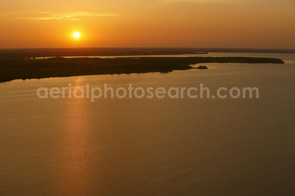 Aerial image Röbel / Müritz - Sonnenuntergangsstimmung in der naturbelassenen Landschaft des Uferbereiches der Müritz. Die Ufer der Müritz und der Müritz Nationalpark zählen zu den schönsten und begehrtesten Erholungs- und Wassersportgebieten der neuen Bundesländer. Sunset mood in the natural landscape along the bank of Lake Müritz.