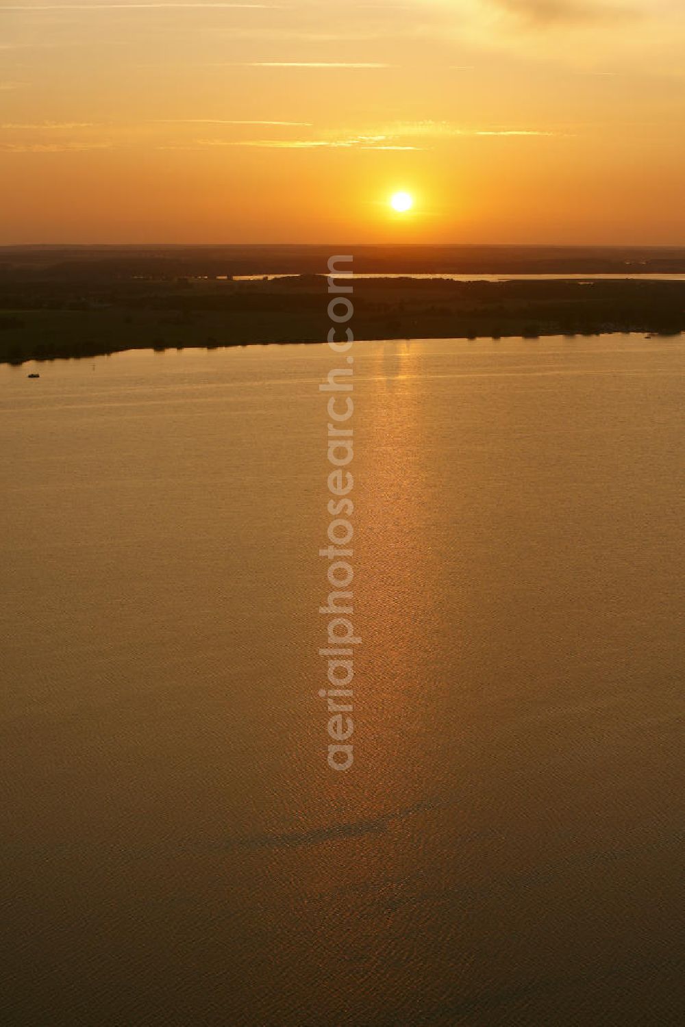 Aerial photograph Röbel / Müritz - Sonnenuntergangsstimmung in der naturbelassenen Landschaft des Uferbereiches der Müritz. Die Ufer der Müritz und der Müritz Nationalpark zählen zu den schönsten und begehrtesten Erholungs- und Wassersportgebieten der neuen Bundesländer. Sunset mood in the natural landscape along the bank of Lake Müritz.