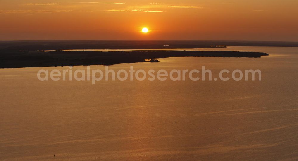 Röbel / Müritz from above - Sonnenuntergangsstimmung in der naturbelassenen Landschaft des Uferbereiches der Müritz. Die Ufer der Müritz und der Müritz Nationalpark zählen zu den schönsten und begehrtesten Erholungs- und Wassersportgebieten der neuen Bundesländer. Sunset mood in the natural landscape along the bank of Lake Müritz.