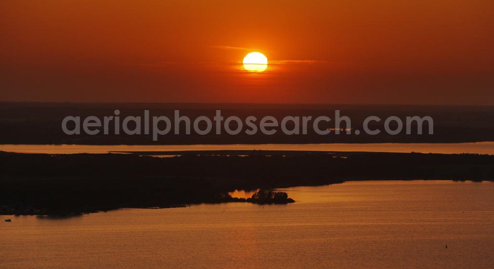 Röbel / Müritz from the bird's eye view: Sonnenuntergangsstimmung in der naturbelassenen Landschaft des Uferbereiches der Müritz. Die Ufer der Müritz und der Müritz Nationalpark zählen zu den schönsten und begehrtesten Erholungs- und Wassersportgebieten der neuen Bundesländer. Sunset mood in the natural landscape along the bank of Lake Müritz.