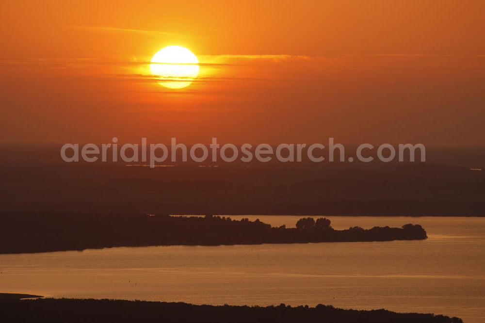 Aerial image Röbel / Müritz - Sonnenuntergangsstimmung in der naturbelassenen Landschaft des Uferbereiches der Müritz. Die Ufer der Müritz und der Müritz Nationalpark zählen zu den schönsten und begehrtesten Erholungs- und Wassersportgebieten der neuen Bundesländer. Sunset mood in the natural landscape along the bank of Lake Müritz.