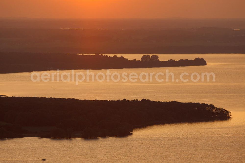 Aerial photograph Röbel / Müritz - Sonnenuntergangsstimmung in der naturbelassenen Landschaft des Uferbereiches der Müritz. Die Ufer der Müritz und der Müritz Nationalpark zählen zu den schönsten und begehrtesten Erholungs- und Wassersportgebieten der neuen Bundesländer. Sunset mood in the natural landscape along the bank of Lake Müritz.