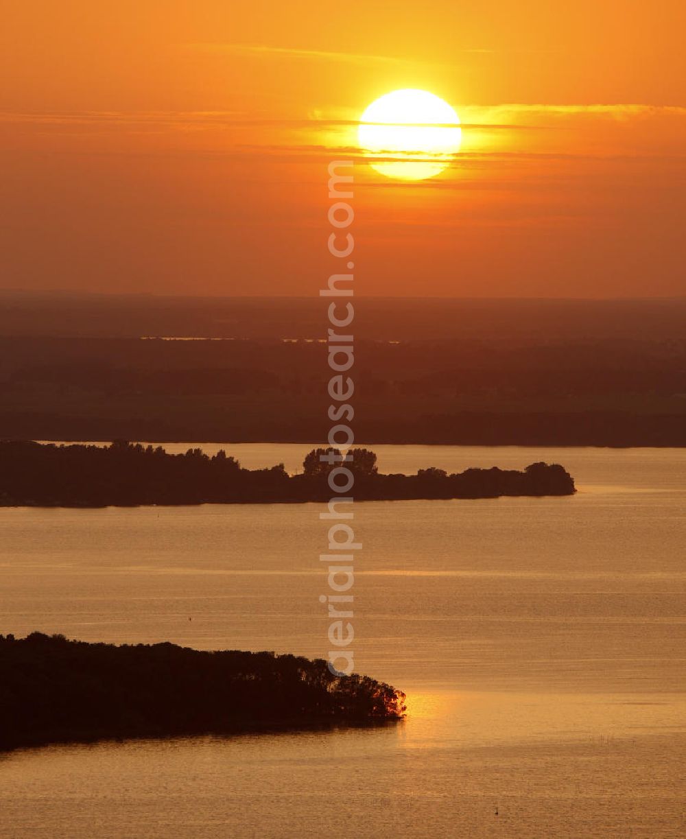 Röbel / Müritz from above - Sonnenuntergangsstimmung in der naturbelassenen Landschaft des Uferbereiches der Müritz. Die Ufer der Müritz und der Müritz Nationalpark zählen zu den schönsten und begehrtesten Erholungs- und Wassersportgebieten der neuen Bundesländer. Sunset mood in the natural landscape along the bank of Lake Müritz.