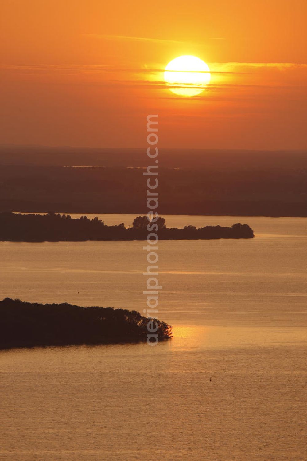 Röbel / Müritz from the bird's eye view: Sonnenuntergangsstimmung in der naturbelassenen Landschaft des Uferbereiches der Müritz. Die Ufer der Müritz und der Müritz Nationalpark zählen zu den schönsten und begehrtesten Erholungs- und Wassersportgebieten der neuen Bundesländer. Sunset mood in the natural landscape along the bank of Lake Müritz.