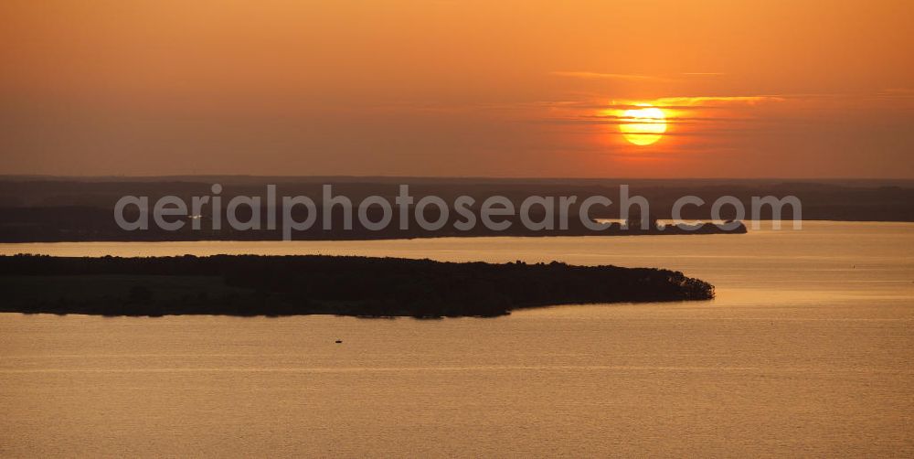 Aerial image Röbel / Müritz - Sonnenuntergangsstimmung in der naturbelassenen Landschaft des Uferbereiches der Müritz. Die Ufer der Müritz und der Müritz Nationalpark zählen zu den schönsten und begehrtesten Erholungs- und Wassersportgebieten der neuen Bundesländer. Sunset mood in the natural landscape along the bank of Lake Müritz.