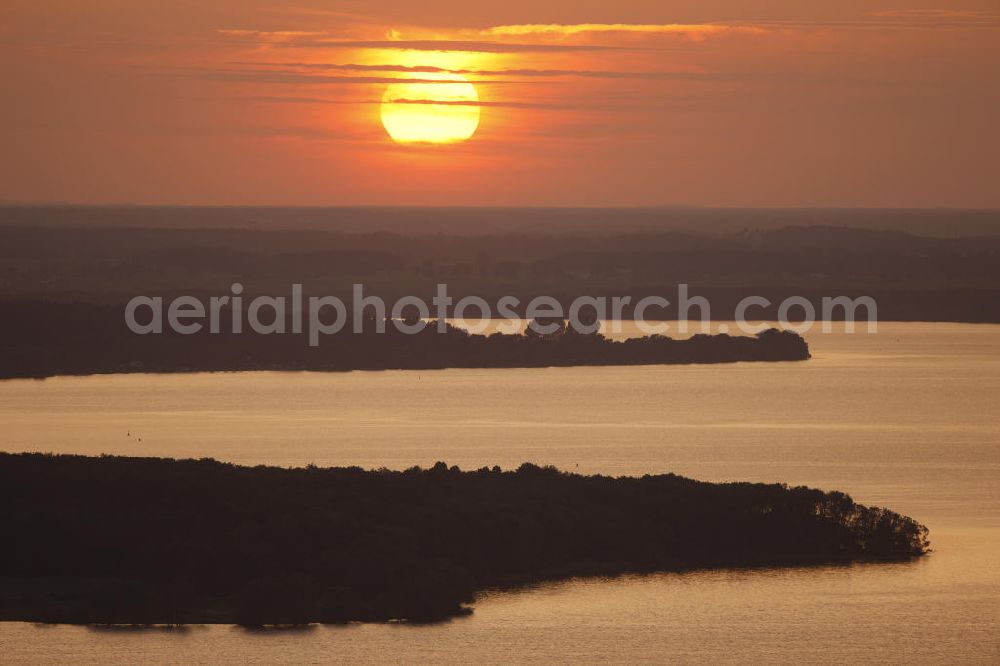 Aerial photograph Röbel / Müritz - Sonnenuntergangsstimmung in der naturbelassenen Landschaft des Uferbereiches der Müritz. Die Ufer der Müritz und der Müritz Nationalpark zählen zu den schönsten und begehrtesten Erholungs- und Wassersportgebieten der neuen Bundesländer. Sunset mood in the natural landscape along the bank of Lake Müritz.