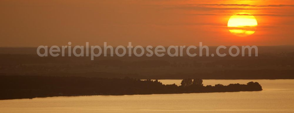 Röbel / Müritz from the bird's eye view: Sonnenuntergangsstimmung in der naturbelassenen Landschaft des Uferbereiches der Müritz. Die Ufer der Müritz und der Müritz Nationalpark zählen zu den schönsten und begehrtesten Erholungs- und Wassersportgebieten der neuen Bundesländer. Sunset mood in the natural landscape along the bank of Lake Müritz.