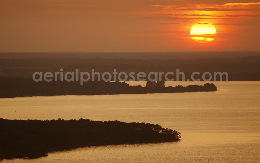 Aerial image Röbel / Müritz - Sonnenuntergangsstimmung in der naturbelassenen Landschaft des Uferbereiches der Müritz. Die Ufer der Müritz und der Müritz Nationalpark zählen zu den schönsten und begehrtesten Erholungs- und Wassersportgebieten der neuen Bundesländer. Sunset mood in the natural landscape along the bank of Lake Müritz.