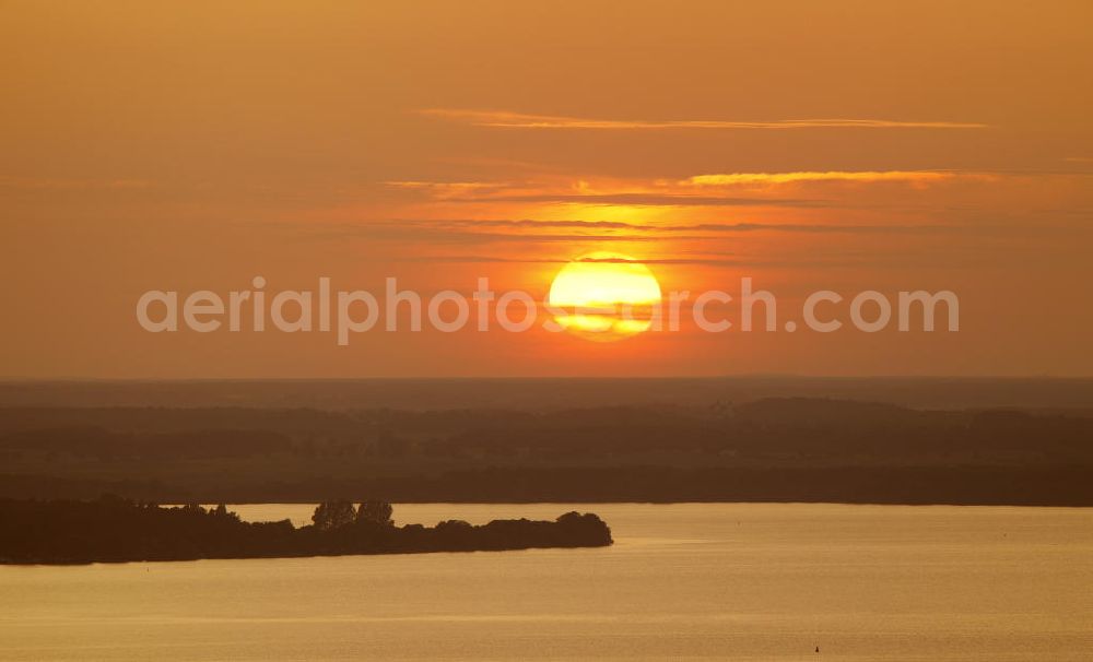 Aerial photograph Röbel / Müritz - Sonnenuntergangsstimmung in der naturbelassenen Landschaft des Uferbereiches der Müritz. Die Ufer der Müritz und der Müritz Nationalpark zählen zu den schönsten und begehrtesten Erholungs- und Wassersportgebieten der neuen Bundesländer. Sunset mood in the natural landscape along the bank of Lake Müritz.