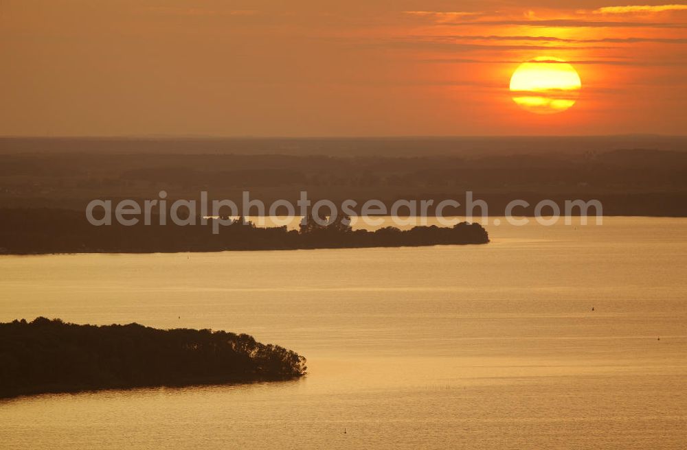 Röbel / Müritz from above - Sonnenuntergangsstimmung in der naturbelassenen Landschaft des Uferbereiches der Müritz. Die Ufer der Müritz und der Müritz Nationalpark zählen zu den schönsten und begehrtesten Erholungs- und Wassersportgebieten der neuen Bundesländer. Sunset mood in the natural landscape along the bank of Lake Müritz.