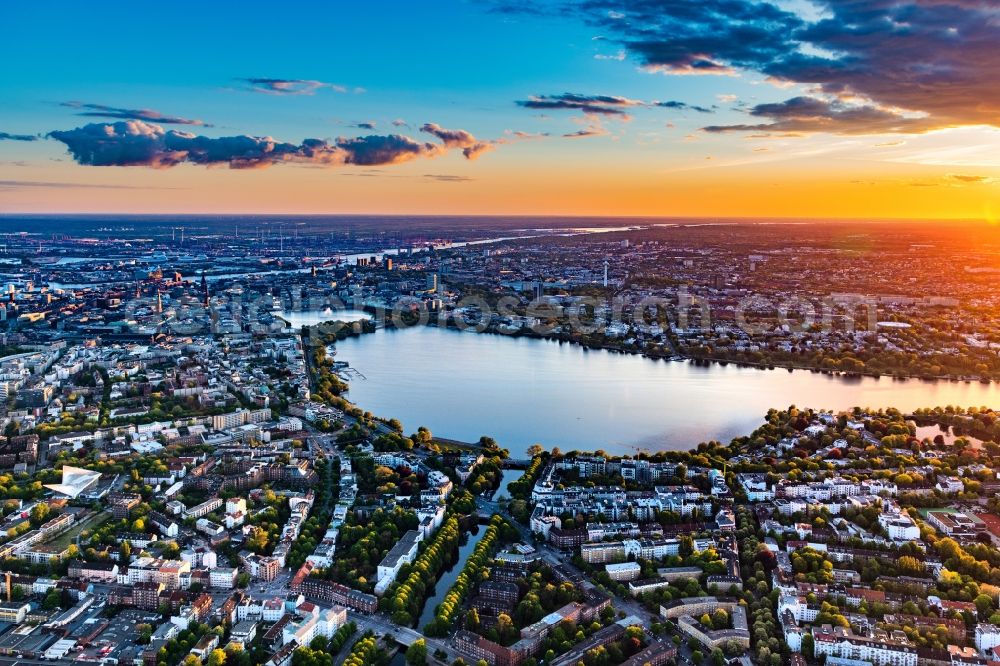 Aerial photograph Hamburg - Golden yellow colored horizon at sunset over the bank areas at the lake area of the aussenalster in the city center in Hamburg