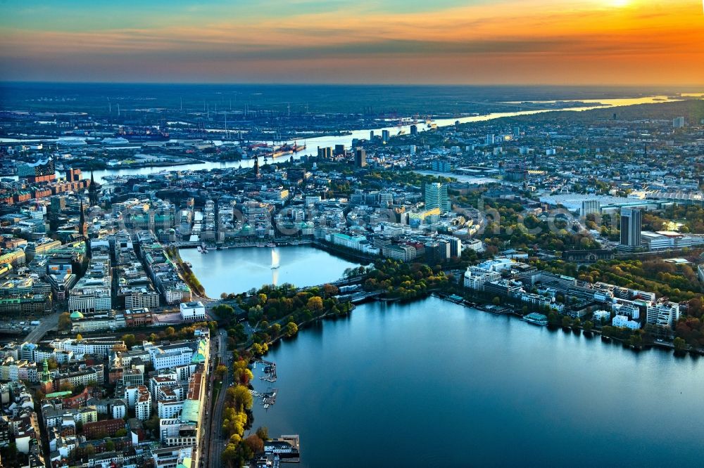 Aerial photograph Hamburg - Golden yellow colored horizon at sunset over the bank areas at the lake area of the aussenalster in the city center in Hamburg