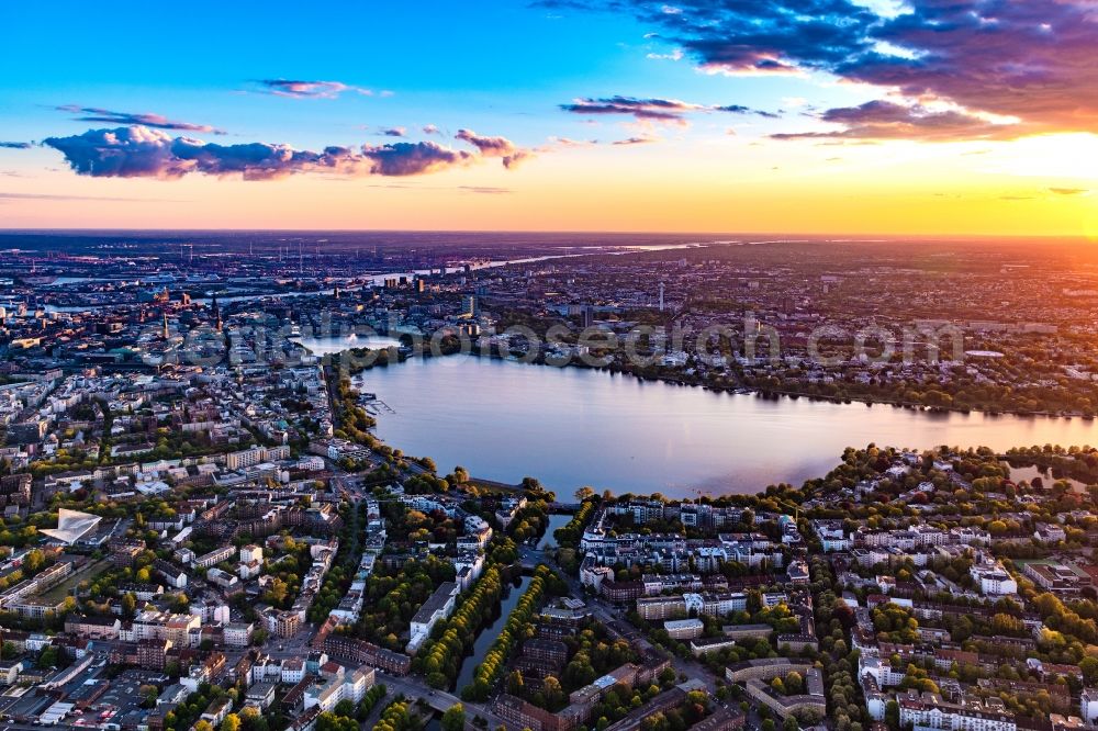 Aerial photograph Hamburg - Golden yellow colored horizon at sunset over the bank areas at the lake area of the aussenalster in the city center in Hamburg