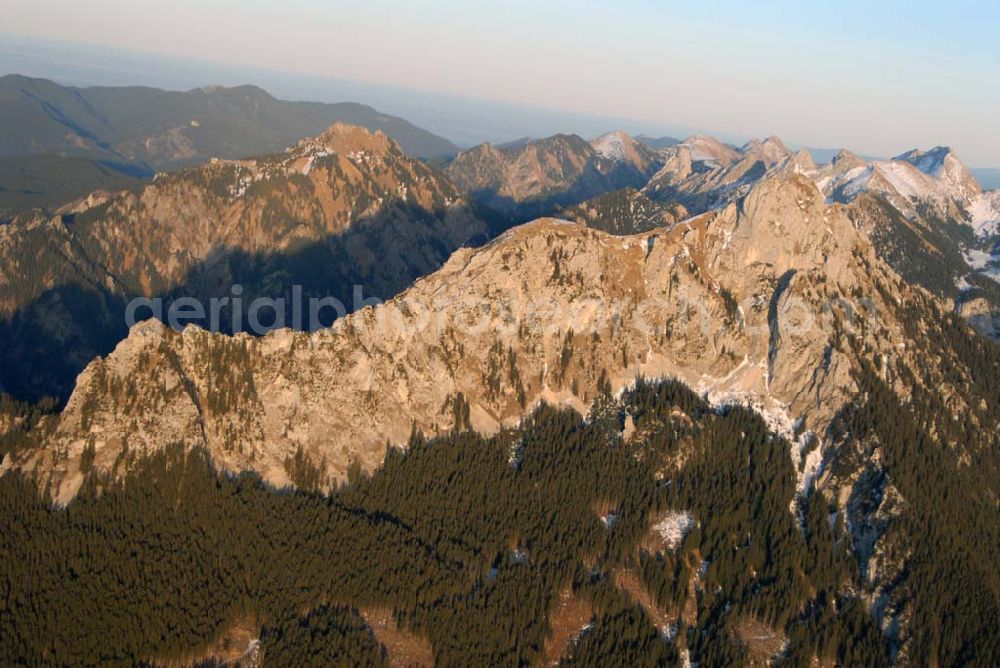 Kempten from above - Sonnenuntergangsstimmung über den Alpenketten südlich der Region Kempten im Allgäu (Bayern).