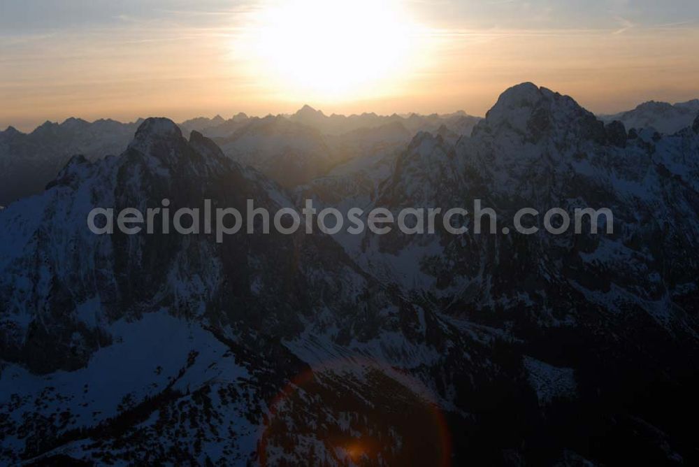 Kempten from the bird's eye view: Sonnenuntergangsstimmung über den Alpenketten südlich der Region Kempten im Allgäu (Bayern).