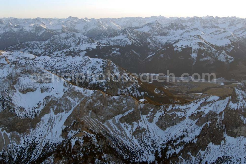 Kempten from above - Sonnenuntergangsstimmung über den Alpenketten südlich der Region Kempten im Allgäu (Bayern).