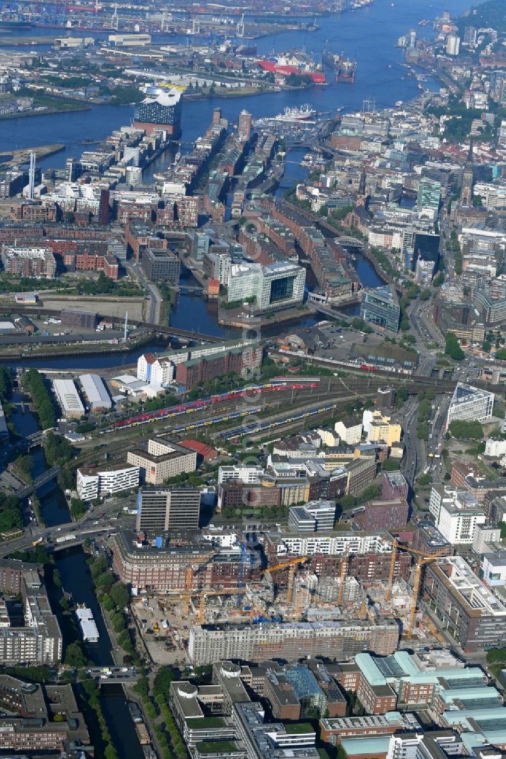 Hamburg from above - Construction site to build a new multi-family residential complex Nagelsweg - Sonninstrasse in Hamburg, Germany