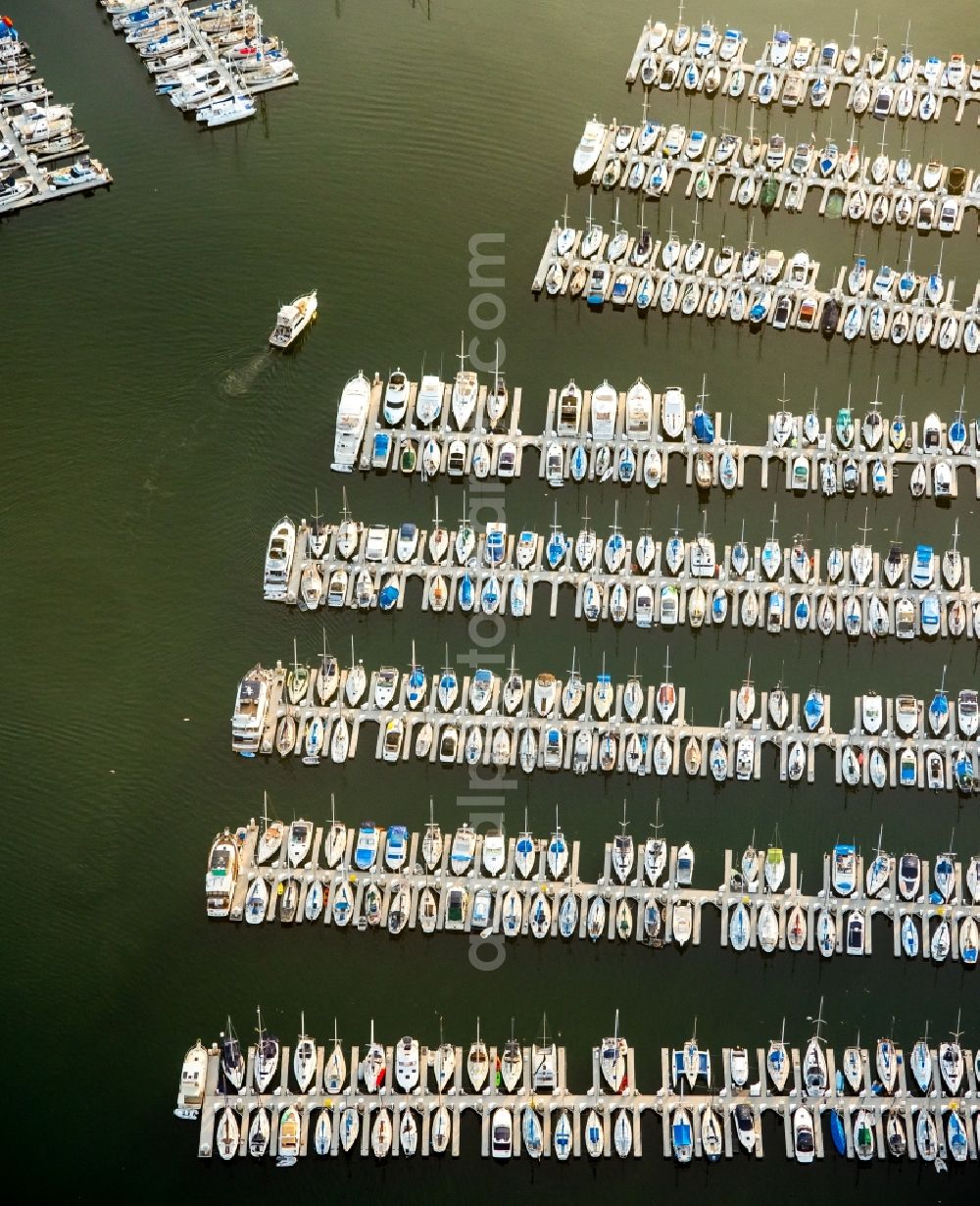 Long Beach from the bird's eye view: Sun above the Marina on the Pacific Coast in Long Beach in California, USA