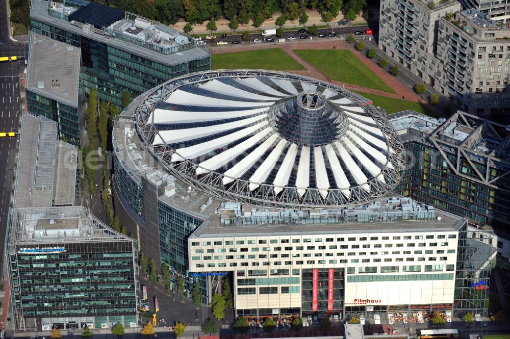 Berlin from the bird's eye view: Das Sony Center am Potsdamer Platz in Berlin Tiergarten. Das Center umfasst sieben Gebäude aus Glas, Stahl und einem lichtdurchflutetem Platz mit einem extravagantem Dach. Architekt dieses Gebäudes ist Helmut Jahn. The Sony Center in Berlin Tiergarten. The Center has seven buildings consists of glas, steel and a ground which is bathed in light, and a roof of glass. The architect is Helmut Jahn.