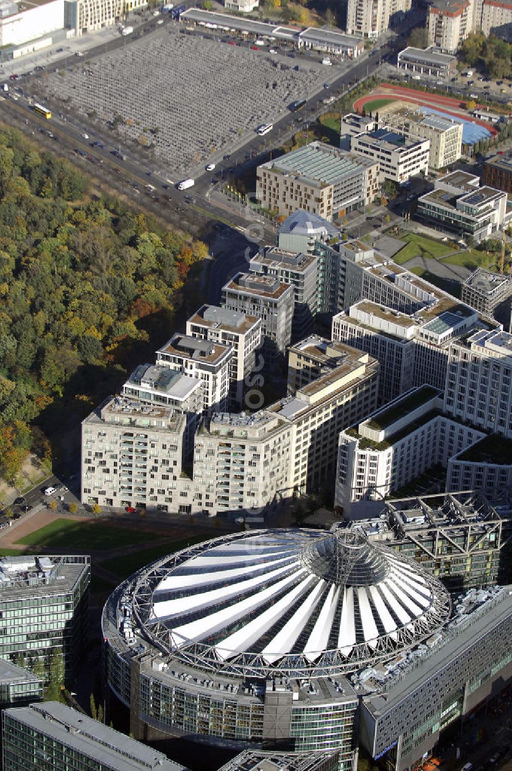 Berlin from the bird's eye view: Blick auf das Sony Center und Holocaust Mahnmal in Berlin Mitte. Das Center umfasst sieben Gebäude aus Glas, Stahl und einem lichtdurchfluteten Platz mit einem extravagantem Dach. Seine Bauzeit betrug bis zur Eröffnung im Juni 2000 vier Jahre. Es bietet Platz für Arbeit, Wohnen und Unterhaltung. Das Center ist in einer dreieckigen Form angeordnet, an deren Spitze der 103m hohe BahnTower steht. Aarchitekt des Gebäudes ist Helmut Jahn. Kontakt Inhaber: Sochribel GmbH, Anke Illigen, Presse- und Öffentlichkeitsarbeit, Bellevuestraße 3, 10785 Berlin, Tel. +49(0)30 257516 03, Fax +49(0)30 257516 40, Email: pr.forum@corpussireo.com; Kontakt Architekt: Murphy / Jahn, 35 East Wacker Drive, 3rd Floor, 60601 Chicago Illinois, Tel. +1(0)312 4277300, Fax +1(0)312 3320274, Email: info@murphyjahn.com