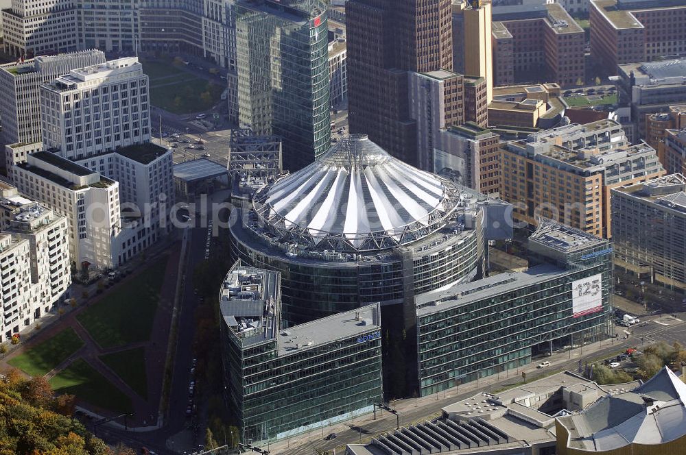 Aerial image Berlin - Blick auf das Sony Center und Holocaust Mahnmal in Berlin Mitte. Das Center umfasst sieben Gebäude aus Glas, Stahl und einem lichtdurchfluteten Platz mit einem extravagantem Dach. Seine Bauzeit betrug bis zur Eröffnung im Juni 2000 vier Jahre. Es bietet Platz für Arbeit, Wohnen und Unterhaltung. Das Center ist in einer dreieckigen Form angeordnet, an deren Spitze der 103m hohe BahnTower steht. Aarchitekt des Gebäudes ist Helmut Jahn. Kontakt Inhaber: Sochribel GmbH, Anke Illigen, Presse- und Öffentlichkeitsarbeit, Bellevuestraße 3, 10785 Berlin, Tel. +49(0)30 257516 03, Fax +49(0)30 257516 40, Email: pr.forum@corpussireo.com; Kontakt Architekt: Murphy / Jahn, 35 East Wacker Drive, 3rd Floor, 60601 Chicago Illinois, Tel. +1(0)312 4277300, Fax +1(0)312 3320274, Email: info@murphyjahn.com