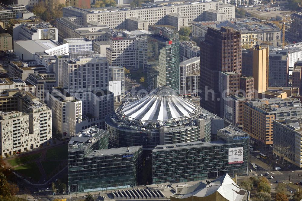 Berlin from above - Blick auf das Sony Center und Holocaust Mahnmal in Berlin Mitte. Das Center umfasst sieben Gebäude aus Glas, Stahl und einem lichtdurchfluteten Platz mit einem extravagantem Dach. Seine Bauzeit betrug bis zur Eröffnung im Juni 2000 vier Jahre. Es bietet Platz für Arbeit, Wohnen und Unterhaltung. Das Center ist in einer dreieckigen Form angeordnet, an deren Spitze der 103m hohe BahnTower steht. Aarchitekt des Gebäudes ist Helmut Jahn. Kontakt Inhaber: Sochribel GmbH, Anke Illigen, Presse- und Öffentlichkeitsarbeit, Bellevuestraße 3, 10785 Berlin, Tel. +49(0)30 257516 03, Fax +49(0)30 257516 40, Email: pr.forum@corpussireo.com; Kontakt Architekt: Murphy / Jahn, 35 East Wacker Drive, 3rd Floor, 60601 Chicago Illinois, Tel. +1(0)312 4277300, Fax +1(0)312 3320274, Email: info@murphyjahn.com