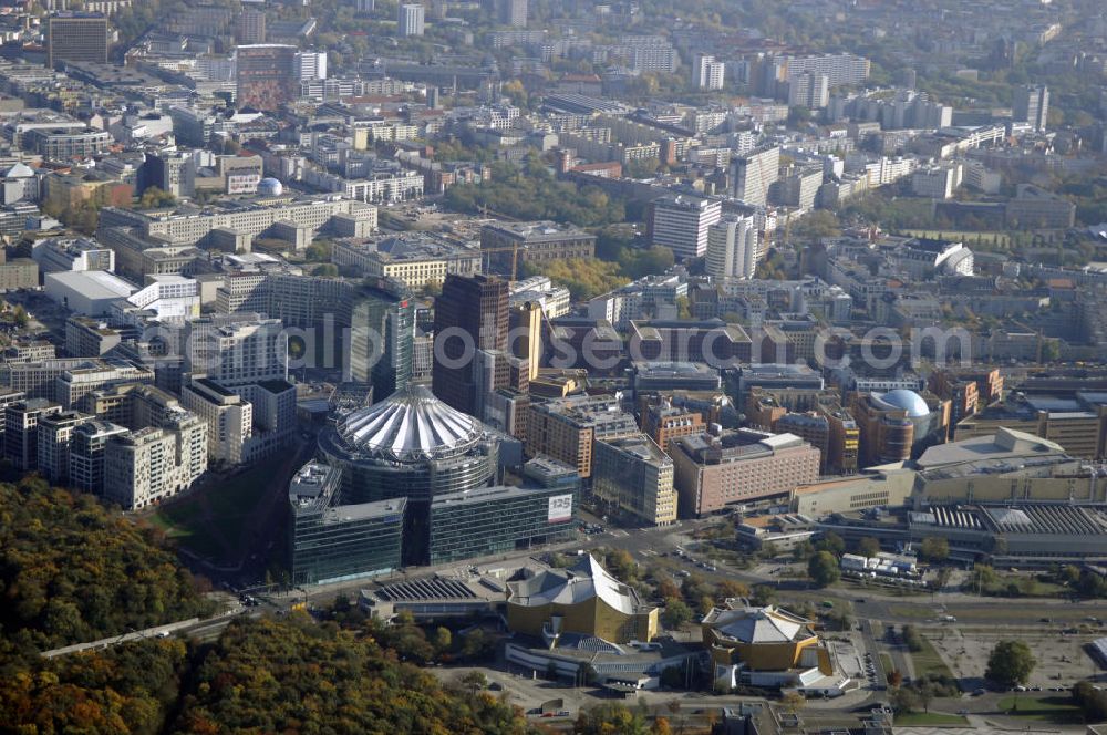 Berlin from the bird's eye view: Blick auf das Sony Center und Holocaust Mahnmal in Berlin Mitte. Das Center umfasst sieben Gebäude aus Glas, Stahl und einem lichtdurchfluteten Platz mit einem extravagantem Dach. Seine Bauzeit betrug bis zur Eröffnung im Juni 2000 vier Jahre. Es bietet Platz für Arbeit, Wohnen und Unterhaltung. Das Center ist in einer dreieckigen Form angeordnet, an deren Spitze der 103m hohe BahnTower steht. Aarchitekt des Gebäudes ist Helmut Jahn. Kontakt Inhaber: Sochribel GmbH, Anke Illigen, Presse- und Öffentlichkeitsarbeit, Bellevuestraße 3, 10785 Berlin, Tel. +49(0)30 257516 03, Fax +49(0)30 257516 40, Email: pr.forum@corpussireo.com; Kontakt Architekt: Murphy / Jahn, 35 East Wacker Drive, 3rd Floor, 60601 Chicago Illinois, Tel. +1(0)312 4277300, Fax +1(0)312 3320274, Email: info@murphyjahn.com