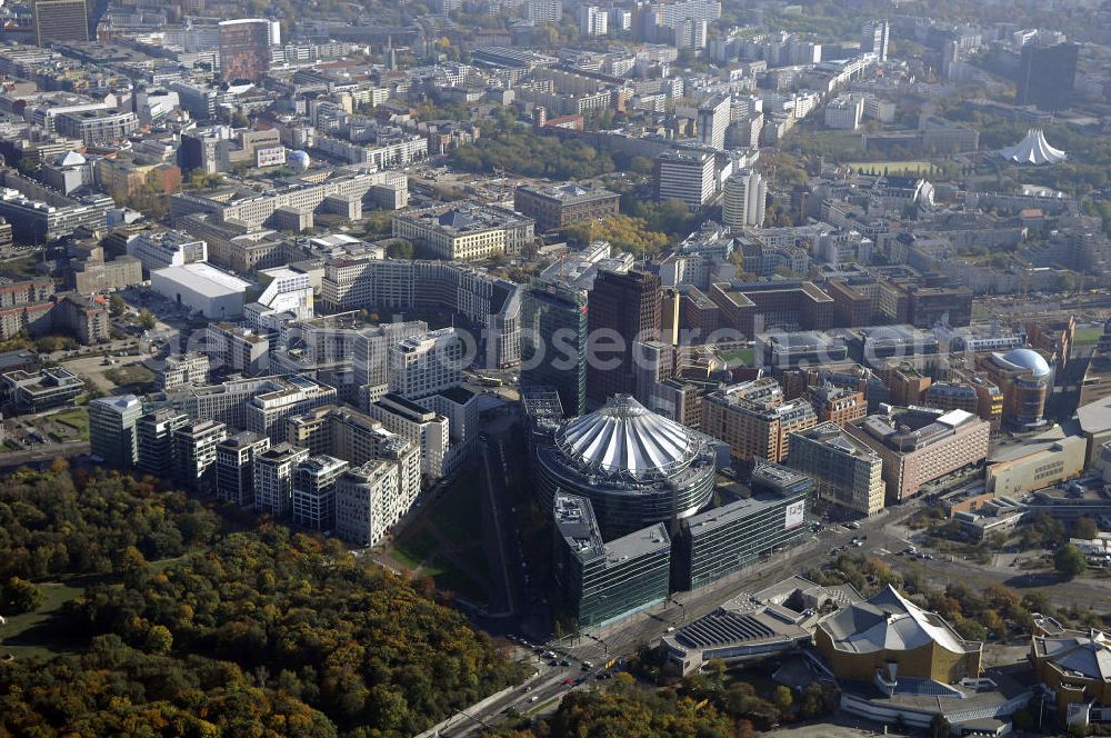 Aerial image Berlin - Blick auf das Sony Center und Holocaust Mahnmal in Berlin Mitte. Das Center umfasst sieben Gebäude aus Glas, Stahl und einem lichtdurchfluteten Platz mit einem extravagantem Dach. Seine Bauzeit betrug bis zur Eröffnung im Juni 2000 vier Jahre. Es bietet Platz für Arbeit, Wohnen und Unterhaltung. Das Center ist in einer dreieckigen Form angeordnet, an deren Spitze der 103m hohe BahnTower steht. Aarchitekt des Gebäudes ist Helmut Jahn. Kontakt Inhaber: Sochribel GmbH, Anke Illigen, Presse- und Öffentlichkeitsarbeit, Bellevuestraße 3, 10785 Berlin, Tel. +49(0)30 257516 03, Fax +49(0)30 257516 40, Email: pr.forum@corpussireo.com; Kontakt Architekt: Murphy / Jahn, 35 East Wacker Drive, 3rd Floor, 60601 Chicago Illinois, Tel. +1(0)312 4277300, Fax +1(0)312 3320274, Email: info@murphyjahn.com