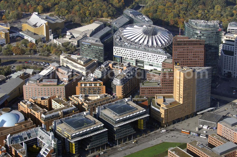 Aerial photograph Berlin - Blick auf das Sony Center und Holocaust Mahnmal in Berlin Mitte. Das Center umfasst sieben Gebäude aus Glas, Stahl und einem lichtdurchfluteten Platz mit einem extravagantem Dach. Seine Bauzeit betrug bis zur Eröffnung im Juni 2000 vier Jahre. Es bietet Platz für Arbeit, Wohnen und Unterhaltung. Das Center ist in einer dreieckigen Form angeordnet, an deren Spitze der 103m hohe BahnTower steht. Aarchitekt des Gebäudes ist Helmut Jahn. Kontakt Inhaber: Sochribel GmbH, Anke Illigen, Presse- und Öffentlichkeitsarbeit, Bellevuestraße 3, 10785 Berlin, Tel. +49(0)30 257516 03, Fax +49(0)30 257516 40, Email: pr.forum@corpussireo.com; Kontakt Architekt: Murphy / Jahn, 35 East Wacker Drive, 3rd Floor, 60601 Chicago Illinois, Tel. +1(0)312 4277300, Fax +1(0)312 3320274, Email: info@murphyjahn.com