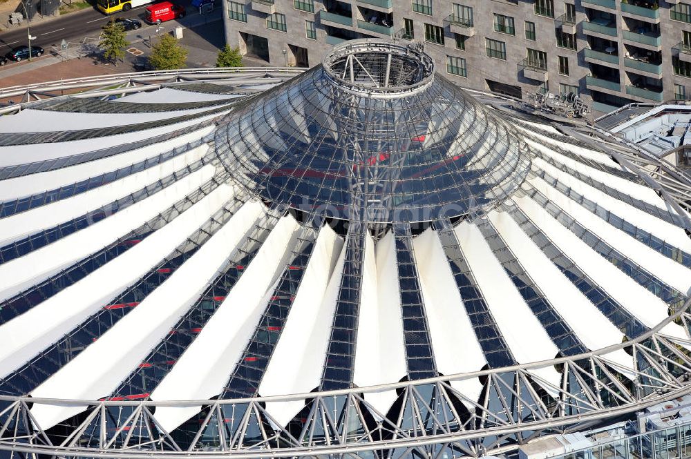 Berlin from the bird's eye view: Blick auf den Dachbereich des Sony-Center am Potsdamer Platz in Berlin - Tiergarten. Roof area of the Sony Center on Potsdamer Platz in Berlin - Tiergarten.