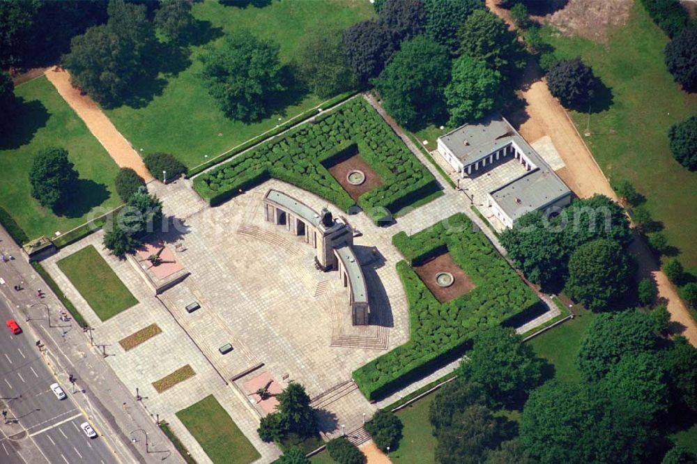 Berlin-Tiergarten from the bird's eye view: Sowjet. Ehrenmal im Berliner Tiergarten.