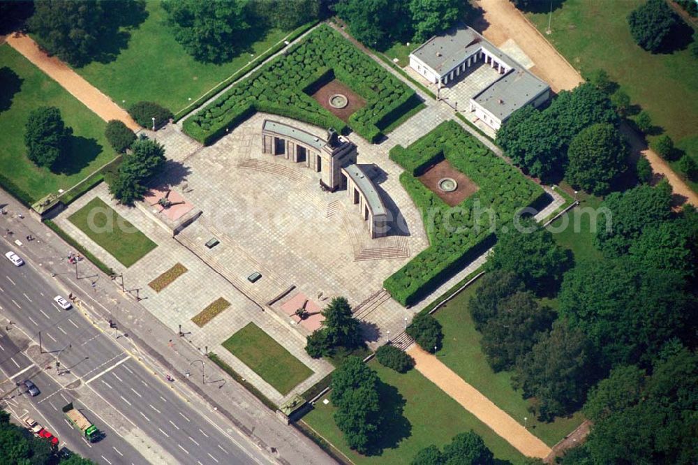 Aerial image Berlin-Tiergarten - Sowjet. Ehrenmal im Berliner Tiergarten.