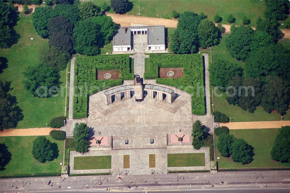 Berlin-Tiergarten from above - Sowjet. Ehrenmal im Berliner Tiergarten.