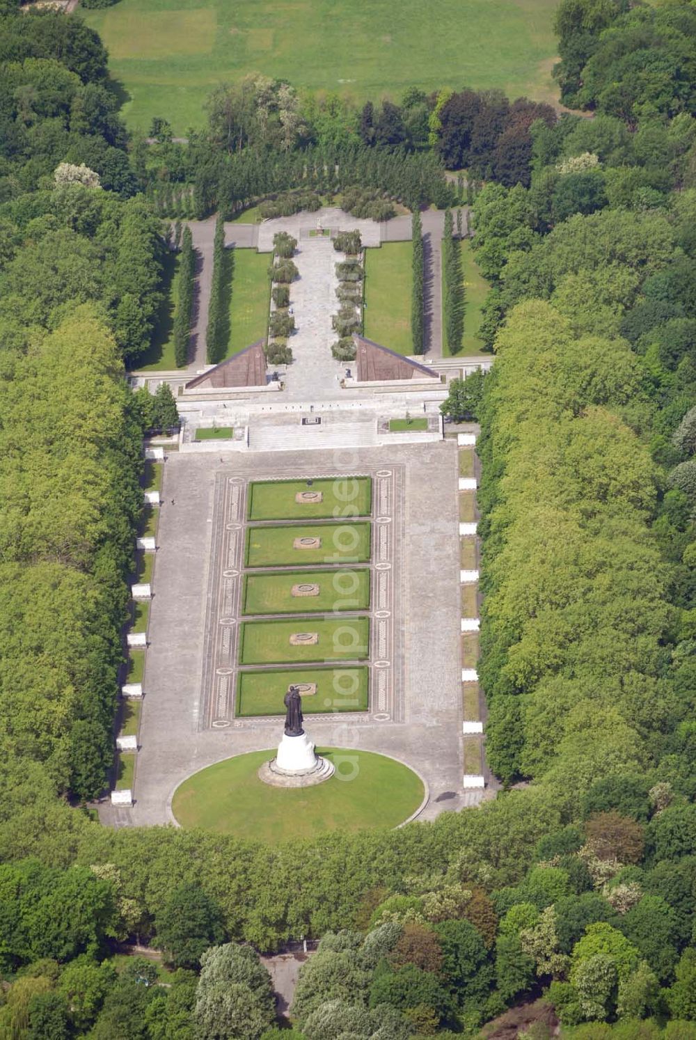 Aerial image Berlin - Blick auf das Sowjetische Ehrenmal im Tiergarten. Es steht im Berliner Tiergarten (Bezirk Mitte, Ortsteil Tiergarten) an der Straße des 17. Juni. Die Anlage wurde 1945 errichtet, um die im Zweiten Weltkrieg gefallenen Soldaten der Roten Armee zu ehren