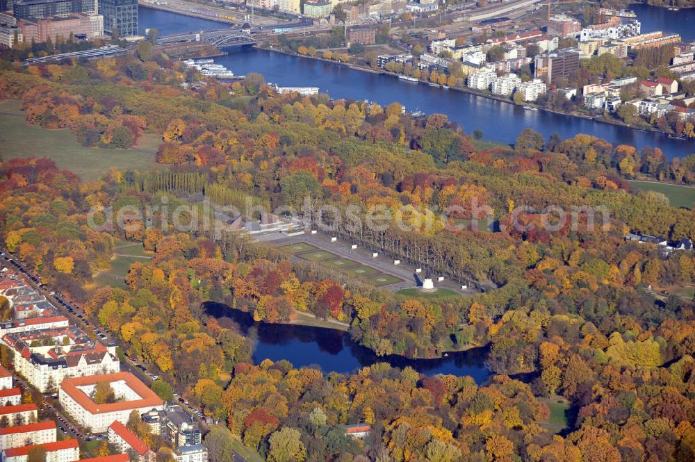 Berlin from above - Das Sowjetische Ehrenmal im Treptower Park soll an die im 2.Weltkrieg gefallenen Soldaten der Roten Armee erinnern. The Soviet Memorial in Treptower Park wants us to remember the killed soldats in action in World War II of the Red Army.